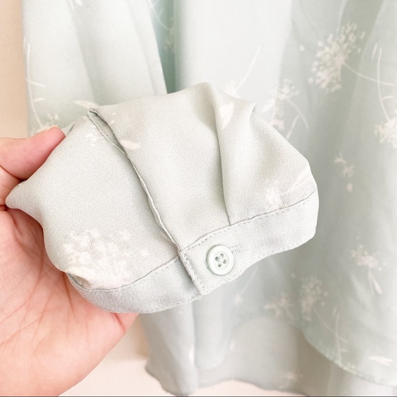 Ava & Viv Dandelion V-Neck Crepe Blouse Green 1X - Picture 2 of 7